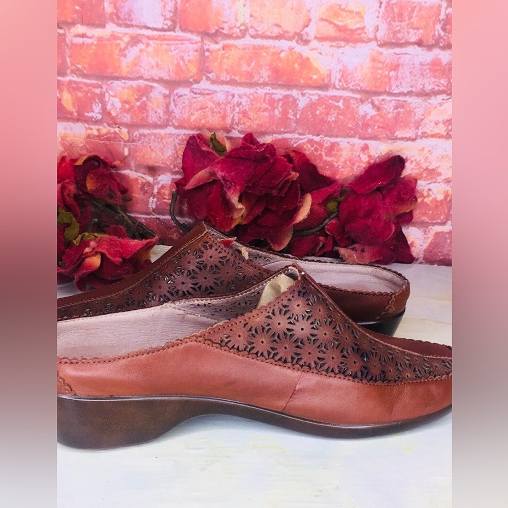 Easy Spirit  Cognac Leather Closed Toe Floral Cutout Comfort Mules - Picture 6 of 9